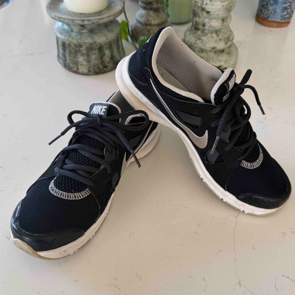 Women’s black Nike tennis shoes Sz 7.5